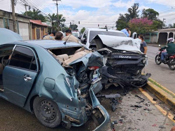 Un accidente de tránsito se registró la tarde de este martes en un concurrido punto de la colonia Montefresco, en San Pedro Sula, dejando cuatro personas heridas, entre ellas una mujer de 92 años de edad.