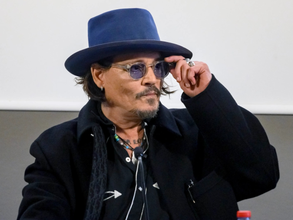 El actor y músico Johnny Depp sorprendió en Estambul al presentar su primera pieza escultural, una obra íntima que tiene como inspiración su hijo llamado John Christopher Depp III, fruto de su relación con la actriz francesa Vanessa Paradis.