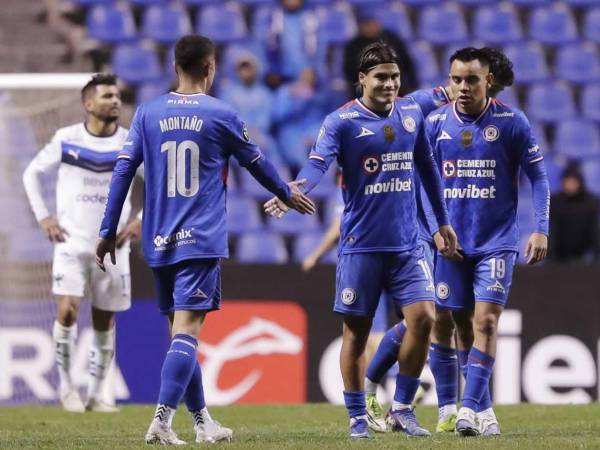 Los jugadores del Cruz Azul celebran un gol contra el Monterrey en la vuelta de octavos de la Concacaf Champions Cup.