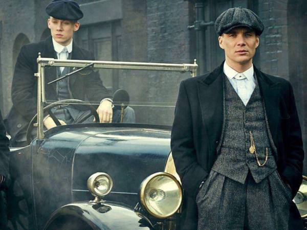 Peaky Blinders es una serie dramática sobre la familia criminal Shelby en la década de 1920, liderada por Thomas Shelby, que busca ascender en el poder usando violencia, extorsión y apuestas.