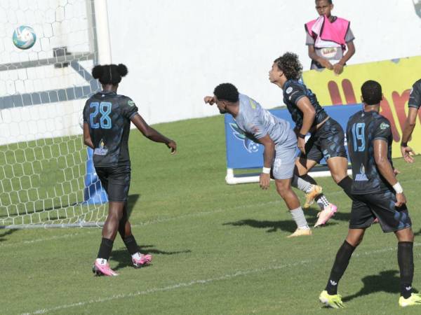 Jugadores del Platense y Victoria disputando el balón.