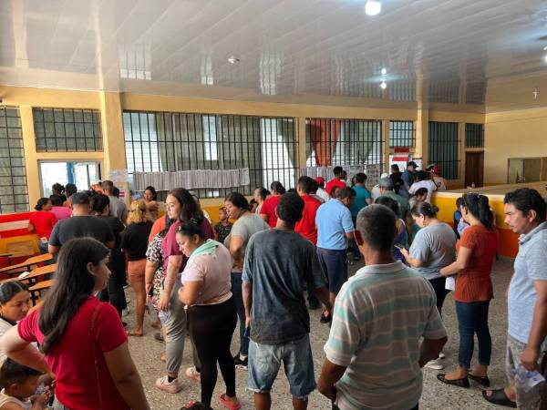 Los portones de la escuela Marco Aurelio Soto de Puerto Cortés se abrieron desde muy temprano para que los pobladores del barrio El Porvenir puedan ejercer el sufragio en estas Elecciones Primarias 2025.