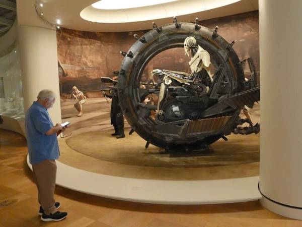 El esperado museo del director estadounidense George Lucas abre este martes sus puertas al público para inaugurar una nueva manera de explorar el arte narrativo a través de la unión de diversas artes visuales, como la pintura, la ilustración, los cómics y el cine.