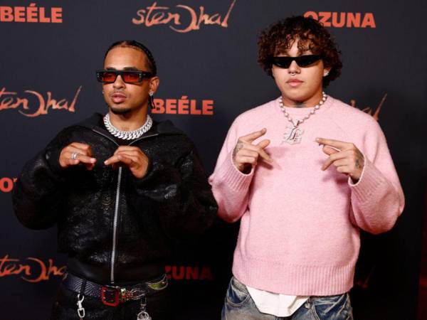 Los cantantes y compositores, el colombiano Brandon López ´Beéle´ (d) y el puertorriqueño Ozuna, posan a su llegada a la presentación de su nuevo albúm hoy martes en Madrid.