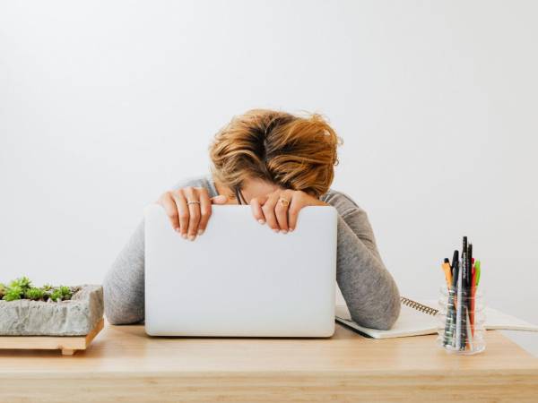 El ruido digital comienza a tener un efecto paradójico: cuanto más conectados estamos, mayor parece ser la necesidad de desconectarnos. La sobrecarga de información, la presión por responder de inmediato y el consumo constante de contenidos están alimentando una fatiga que lleva a muchas personas a buscar espacios de silencio, pausas y experiencias más lentas.