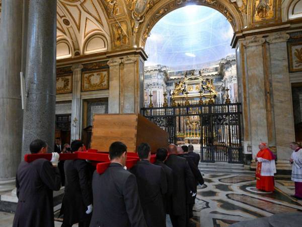 El entierro del papa Francisco en la basílica de Santa María la Mayor se produjo ante el cardenal camarlengo, Kevin Joseph Farrel, y los familiares del pontífice tras el funeral celebrado en la plaza de San Pedro ante 250,000 personas.