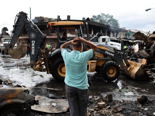Los locatarios del mercado Medina Concepción agradecieron estar con vida tras el pavoroso incendio que la noche del 29 de diciembre consumió sus puestos. Este martes, en la zona solo quedaron escombros, hollín y cuantiosas pérdidas.