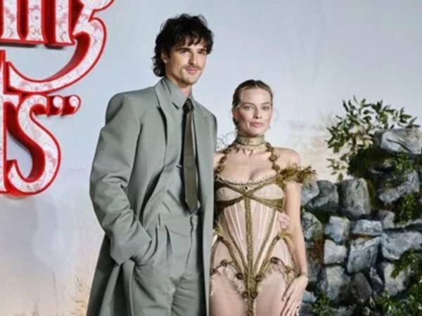Los actores Jacob Elordi y Margot Robbie protagonizan Cumbres Borrascosas.