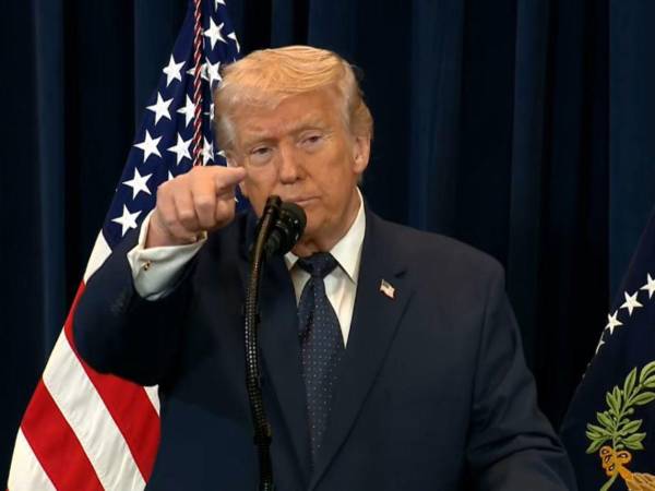Captura de video de una transmisión de la Casa Blanca del presidente de Estados Unidos, Donald Trump, durante una rueda de prensa este lunes, en Miami (EE UU).