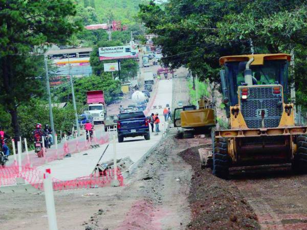 Maquinaria trabaja en la construcción de una carretera en Honduras.