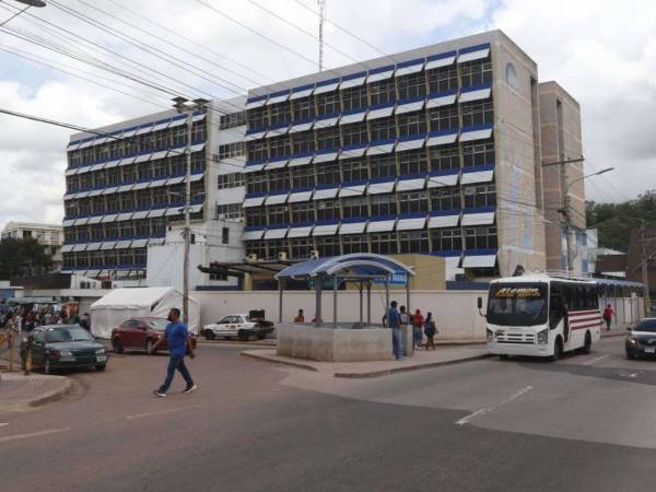 Fachada del Hospital Escuela en Tegucigalpa | Fotografía de archivo