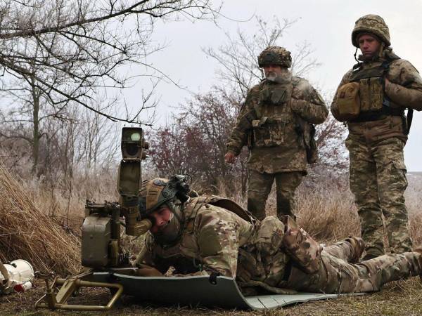 Fotografía referencial muestra a soldados en el frente de batalla entre Rusia y Ucrania.