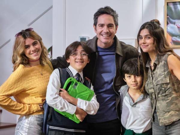 Mauricio Ochmann junto a Ana Tena (hija de la difunta esposa de César) Romina Poza es María (hija mayor de César fruto de su primer matrimonio) Erick Velarde y David Aguilar son Miguel y Cesarín (hijos menores de César y su fallecida esposa)