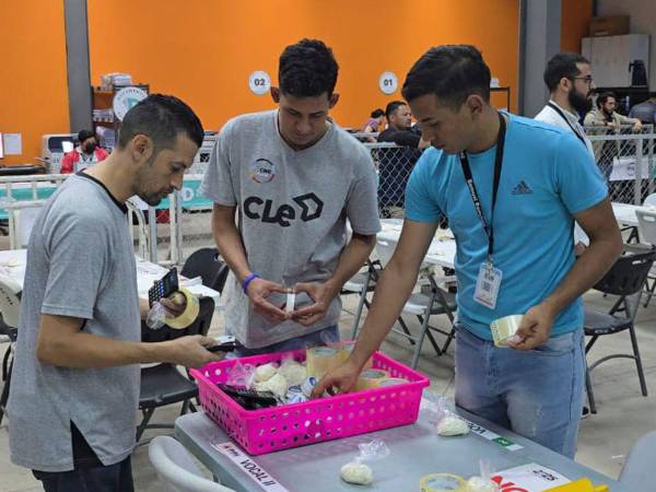 Fotografía cedida por el Consejo Nacional Electoral (CNE) que muestra a personas durante el escrutinio especial.