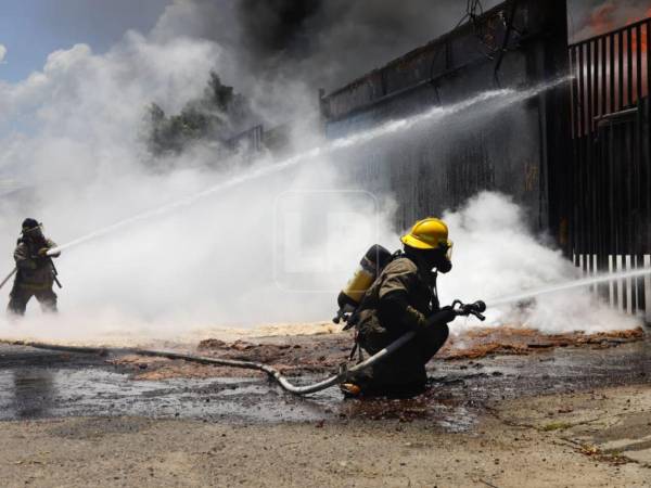 El fuego se propagó por varias propiedades en la 10 calle y cuarta avenida del barrio Medina.