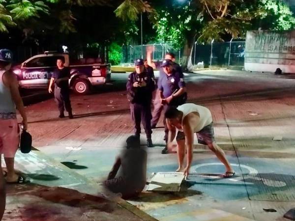La Policía Municipal de Escuintla intervino después de la pelea y detuvo a siete migrantes, quienes fueron trasladados a la cárcel local.