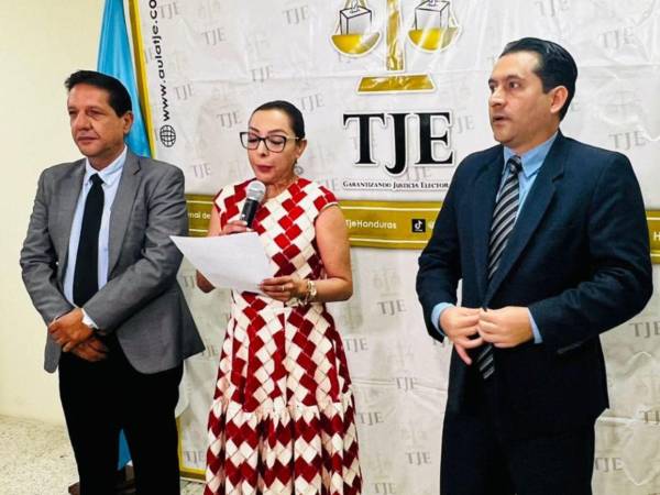 Mario Flores Urrutía, Miriam Barahona y Mario Morazán, magistrados del Tribunal de Justicia Electoral.