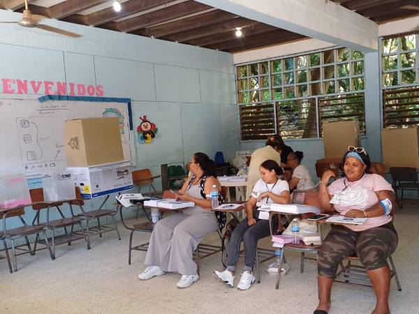 Pobladores de Roatán, Islas de la Bahía, esperan su turno para votar.