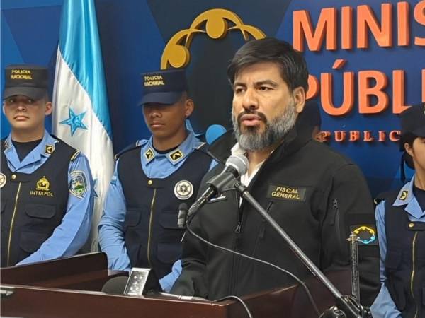 El fiscal general de Honduras, Johel Zelaya, este sábado dirigiéndose a medios de comunicación.