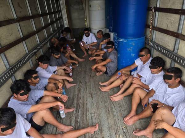 Un estadounidense fue detenido en Texas tras el hallazgo de 21 migrantes indocumentados ocultos en un camión al sur de Hebbronville.