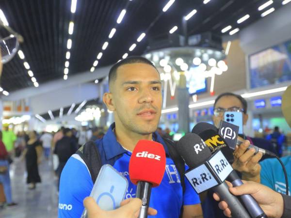 Alejandro Reyes dando declraciones a los medios de comunicación.