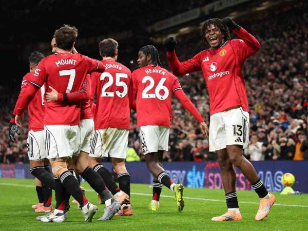 Manchester United se mete en puestos euroeos en la Premier League.