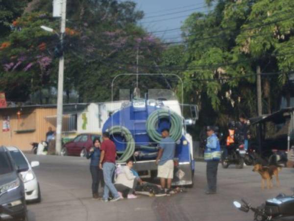 Transeúntes se acercaron a ayudar a la persona lesionada tras colisionar con una cisterna.