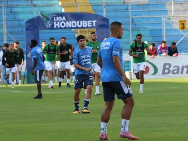 Los jugadores de Motagua y Juticalpa FC realizando el calentamiento previo al inicio del partido.
