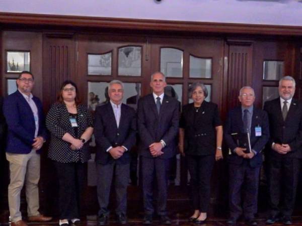Durante el encuentro, los participantes acordaron fortalecer la coordinación entre el sector público y privado.
