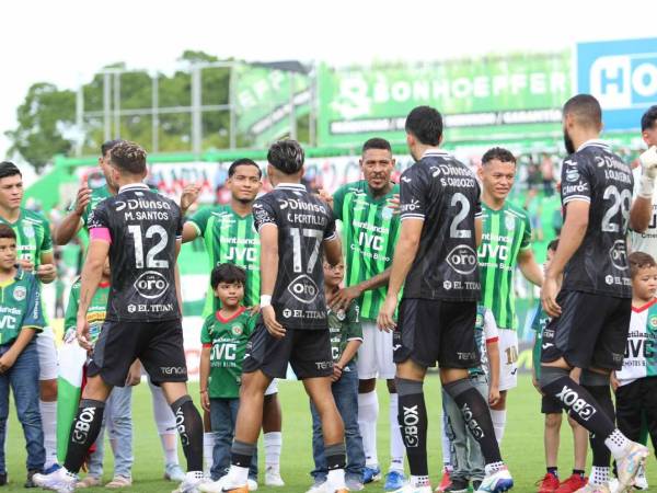 Jugadores del Marathón y Motagua al momento de saludarse previo al inicio del juego.