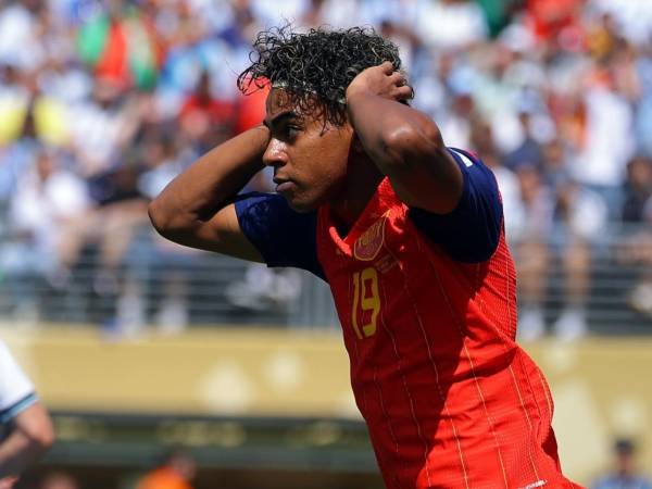 Lamine Yamal lamentando la ocasión desperdiciada en el inicio de la final.