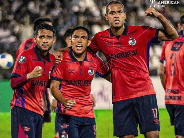 Eddie Hernández, delantero hondureño del Municipal, se convirtió en el héroe.