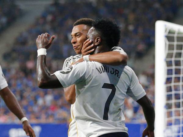 Vinicius celebrando con Mabppé.