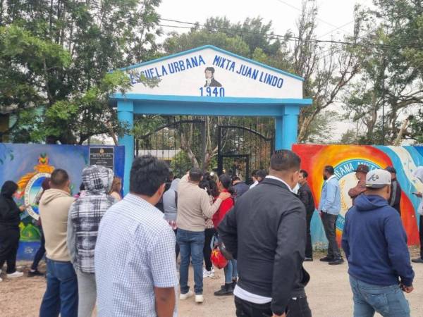 En la escuela urbana Mixta Juan Lindo hacen filas para ejercer el sufragio.