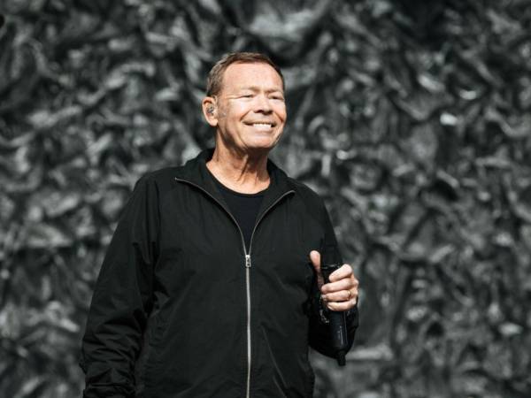 Las portadas de UB40 no solo acompañan su música, también narran su identidad. A lo largo de su trayectoria, la agrupación británica ha convertido el diseño de sus álbumes en una extensión de su historia, marcada por raíces obreras y una fuerte influencia del reggae.