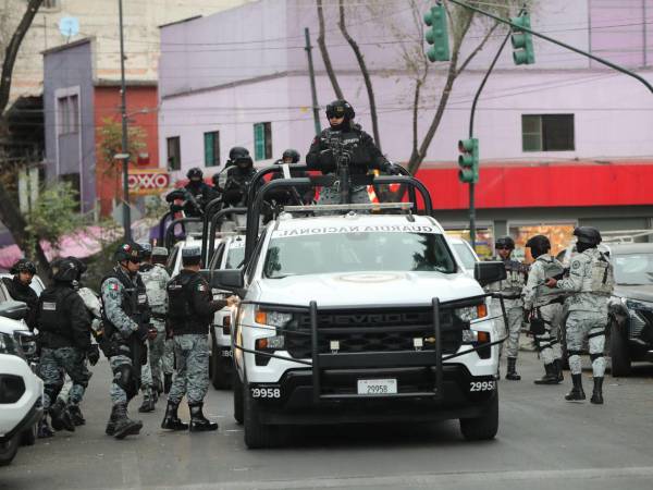 Integrantes de la Guardia Nacional resguardan la zona donde trasladaron el cuerpo de Nemesio Rubén Oseguera Cervantes, alias 'El Mencho', líder del Cártel Jalisco Nueva Generación (CJNG) abatido en Ciudad de México (México).