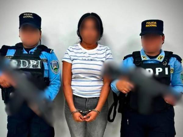 Agentes de la DPI capturaron a una mujer de 21 años, originaria de El Progreso, vinculada a una investigación por presunta estafa.