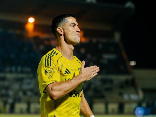 Cristiano Ronaldo y su festejo tras marcar en la primera división del fútbol saudí.