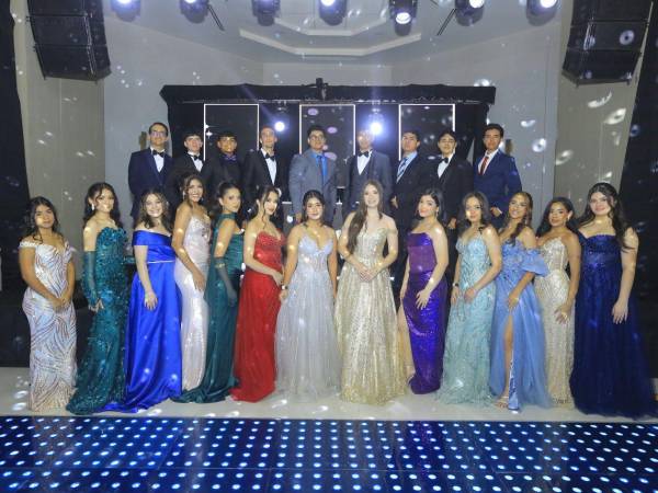 Los jóvenes vistieron propicios para la ocasión, con tonos brillantes y toques chic.