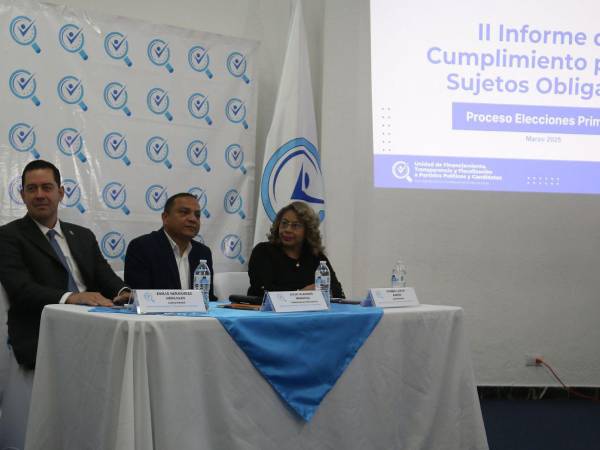 Los comisionados Emilio Hernández Hércules, José Vladimir Mendoza e Ivonne Ardón dieron a conocer el segundo informe de sujetos obligados de las elecciones primarias 2025.