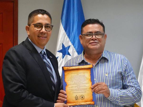 El titular de Copeco, Reinaldo Sánchez, juramenta a Alex Estévez, nuevo subcomisionado de Copeco en la región noroccidental.