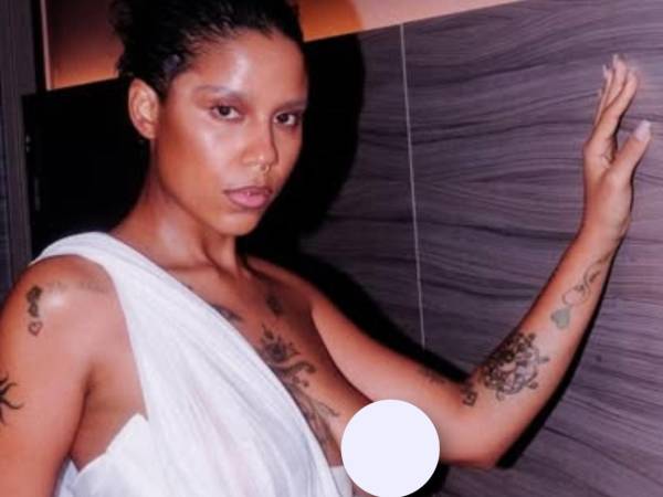 Tokischa lució un vestido blanco asimétrico de inspiración griega, firmado por Vivienne Westwood, la artista acaparó miradas gracias al diseño revelador que dejaba expuesto uno de sus senos.