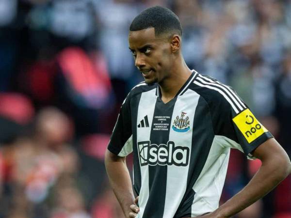 Alexander Isak jugando para el Newcastle.
