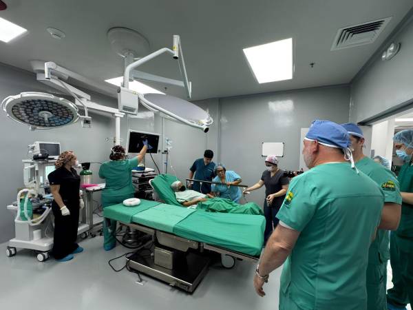 Quirófano del Policlínico Municipal de San Pedro Sula durante la primera endoscopía digestiva realizada este lunes, como parte de la incorporación de nuevos servicios médicos especializados.