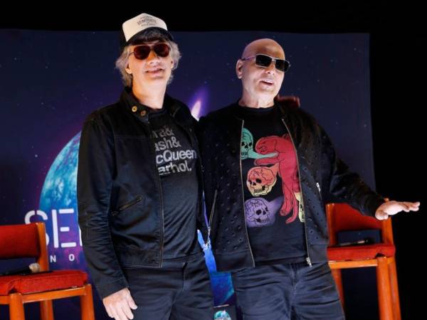 Los integrantes del grupo argentino Soda Stereo, Charly Alberti (i) y Zeta Bosio (d), participan en una rueda de prensa en Ciudad de México (México).