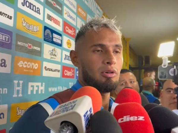 Alex López dando declaraciones.