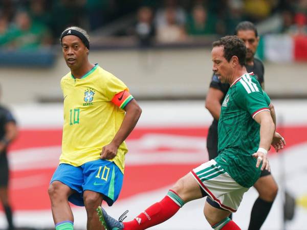 Gerardo Torrado de México disputa un balón con Ronaldinho en el partido de Leyendas entre México y Brasil en el estadio Banorte.