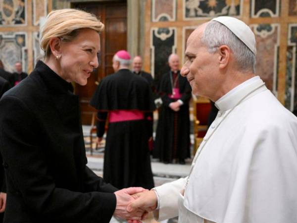 Foto cedida por el Vaticano que muestra al papa León XIV (d) saludando a la actriz y productora australiana Cate Blanchett durante una audiencia especial con el mundo del cine, este sábado en el Palacio Apostólico de la Ciudad del Vaticano.