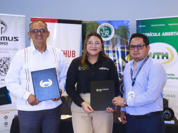 Firmaron el convenio los representantes de UTH, Optimus Card y Grupo Incosa en las instalaciones de Funeraria del Recuerdo.