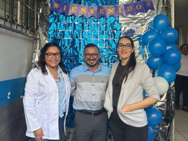 La doctora Lesbia Villatoro, jefa de la Región Sanitaria de San Pedro Sula, el Lic. Cristian Alcántara, administrador y la jefa de personal Karen Regalado.